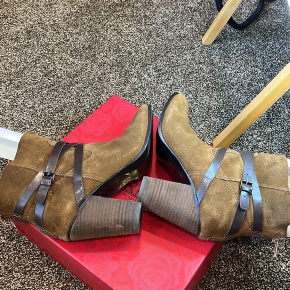 Carlos Santana Miles Strappy brown suede stacked heel bootie - Picture 6 of 10